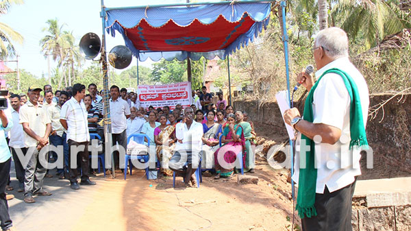 ತೆರಿಗೆ ಏರಿಕೆ: ಹೊಸಬೆಟ್ಟು ಗ್ರಾಪಂ ಕಚೇರಿಗೆ ಗ್ರಾಮಸ್ಥರ ಮುತ್ತಿಗೆ